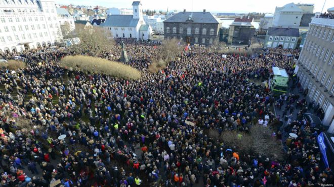 160405022542_iceland_protesters_976x549_reuters