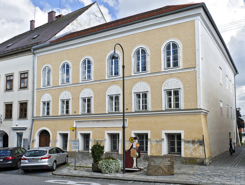 (FILES) This file photo taken on September 20, 2012 shows the house were Adolf Hitler was born in Braunau, Austria. Austria's interior ministry spokesman Karl-Heinz Grundboeck told AFP on April 09, 2016, Austria wants to seize Adolf Hitler's birthplace from its private owner in a bid to end a bitter legal battle and stop the house from becoming a neo-Nazi shrine. / AFP PHOTO / APA / MANFRED FESL / Austria OUT
